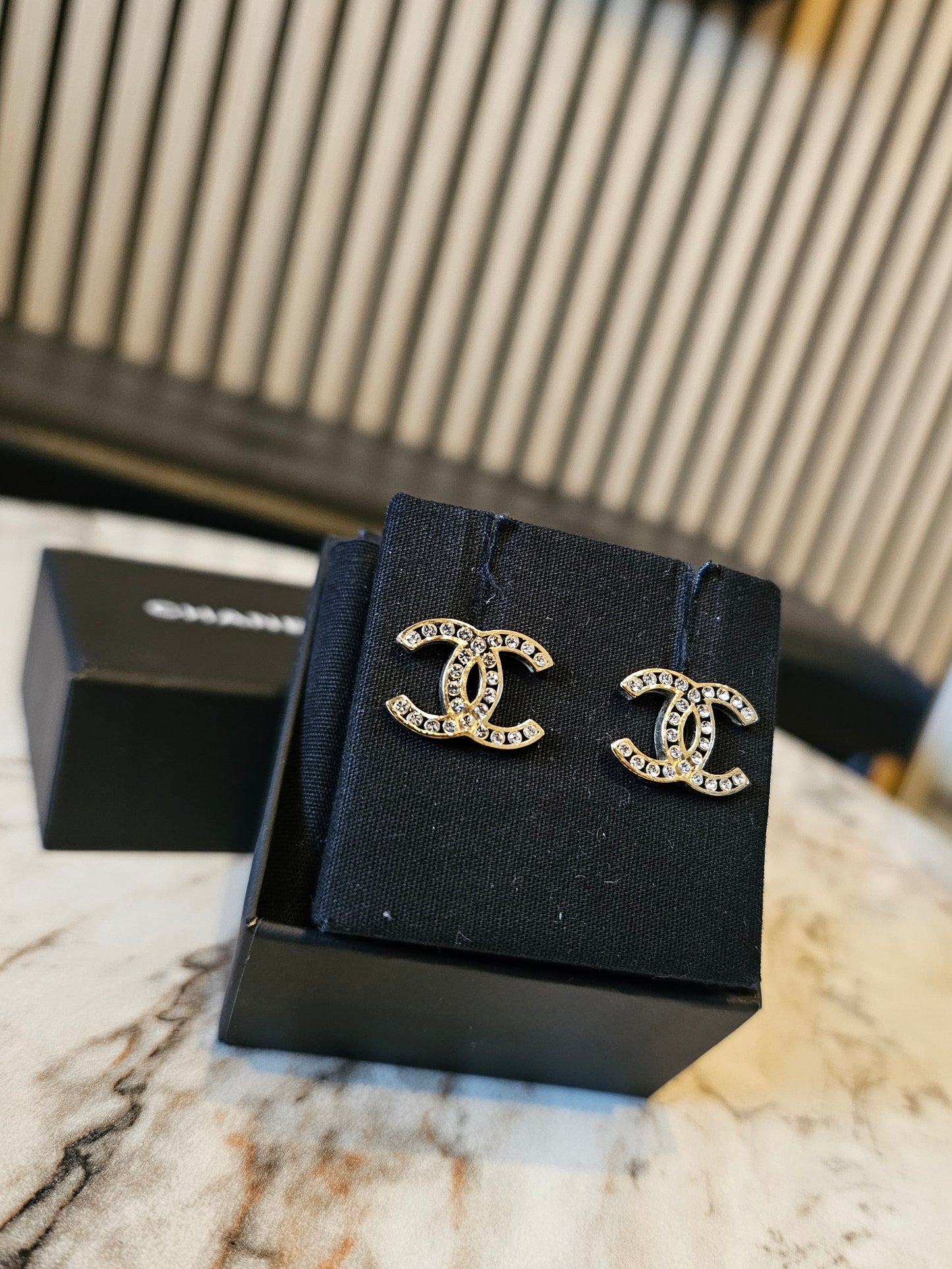 Chanel øreringe - CC golden with stones.