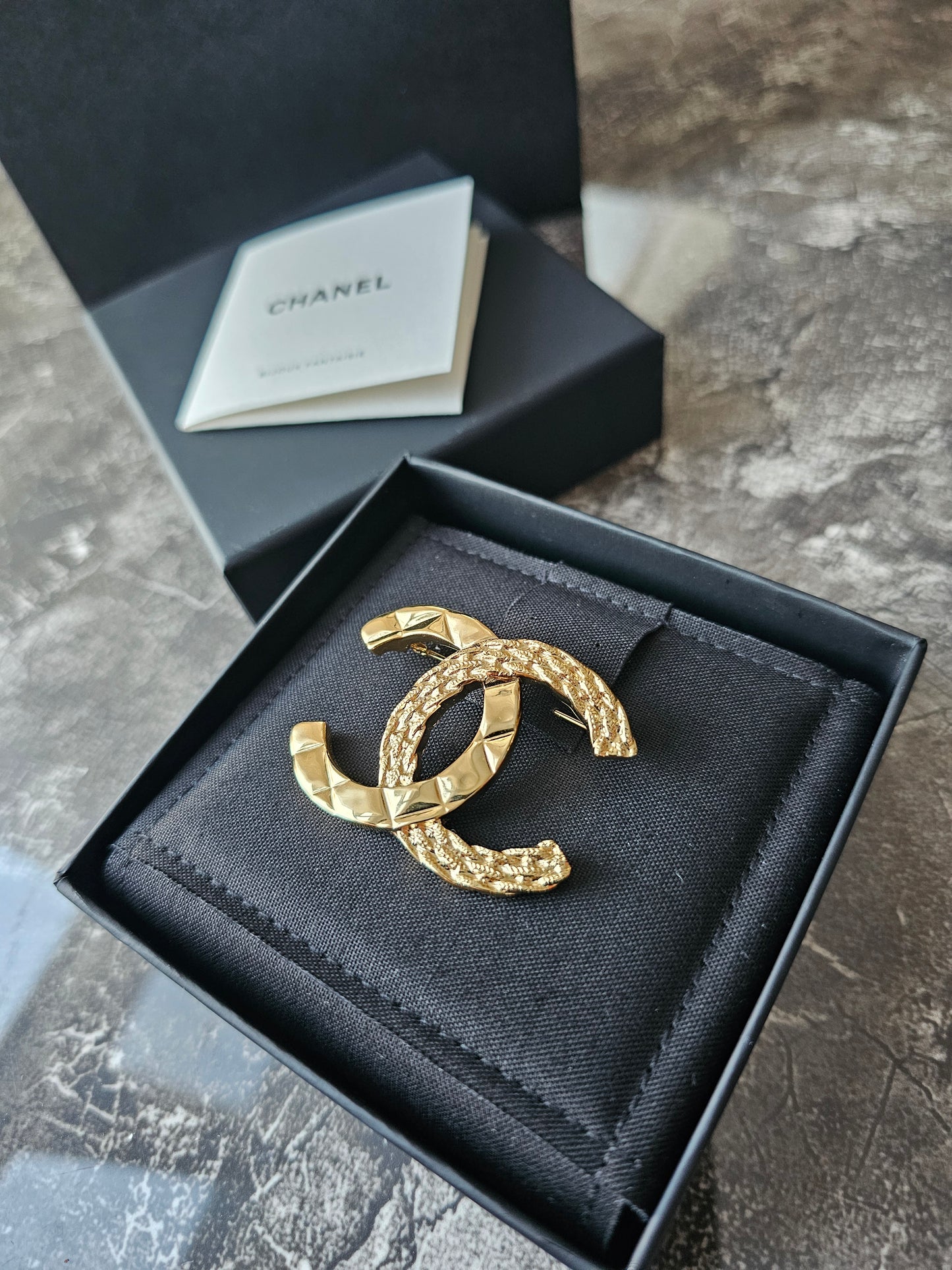 Chanel Broche, Golden ABE620