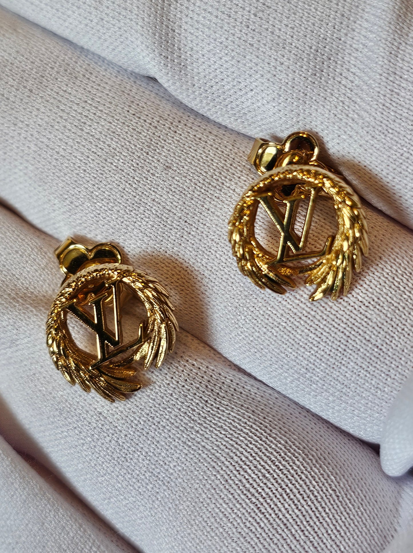 M64293 - Louis vuitton, LV angel golden earrings.
