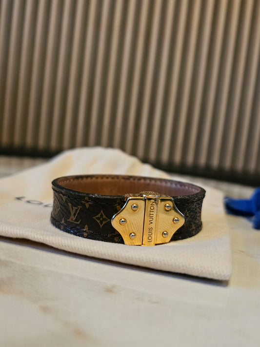 M6689 - Louis Vuitton bracelet nano monogram.