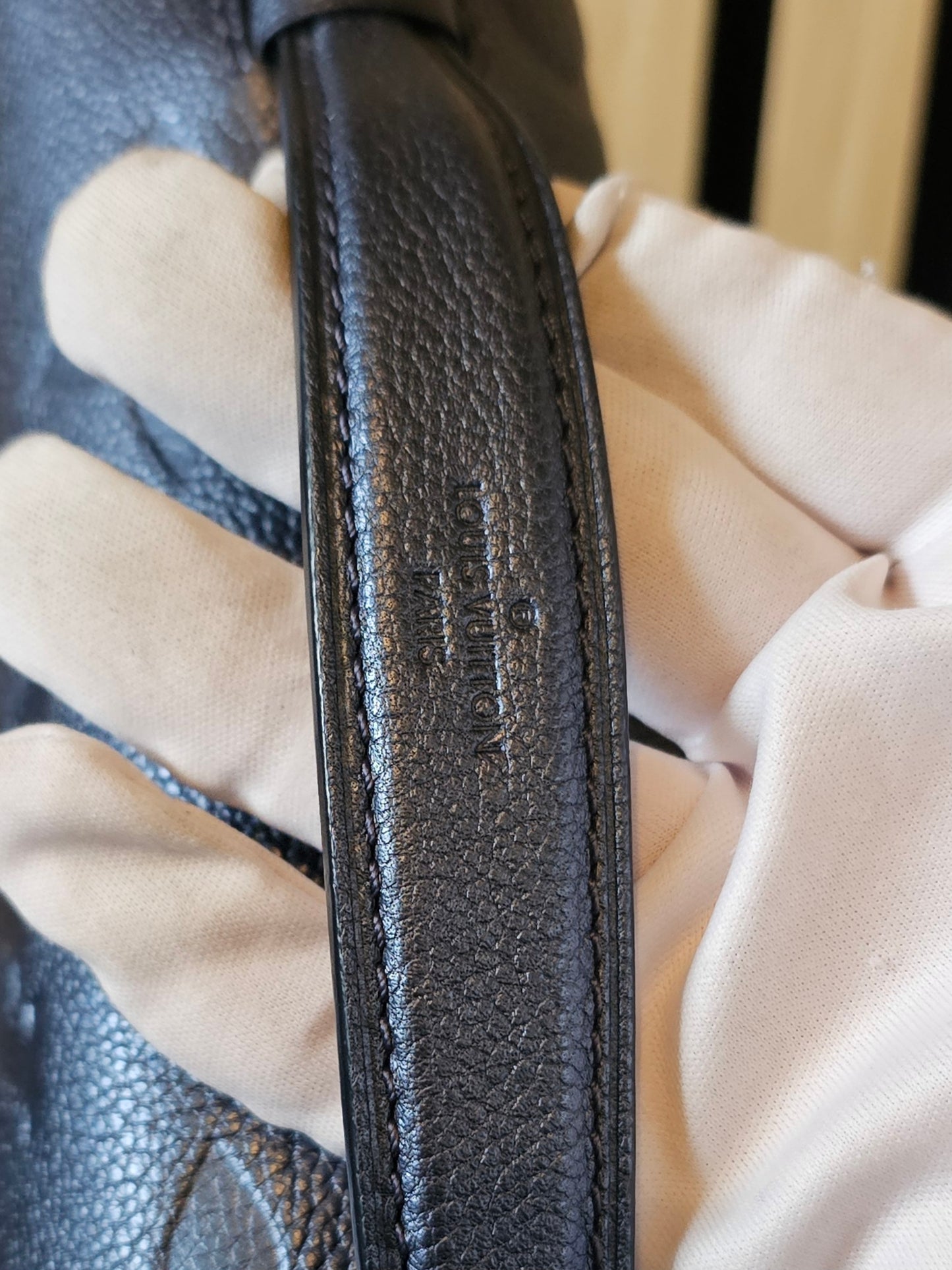 Louis Vuitton, pochette Metis, navy - empreinte leather.