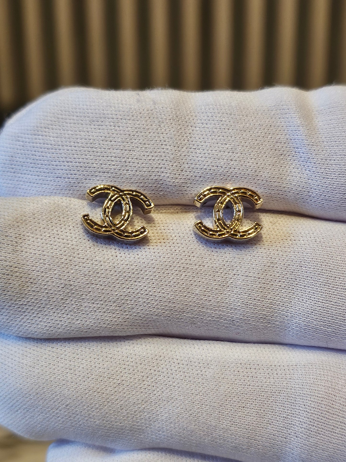 A21281 - Golden CC earrings, XS.