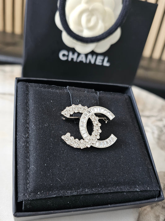 A96994 - Chanel Broche silver with crystals.