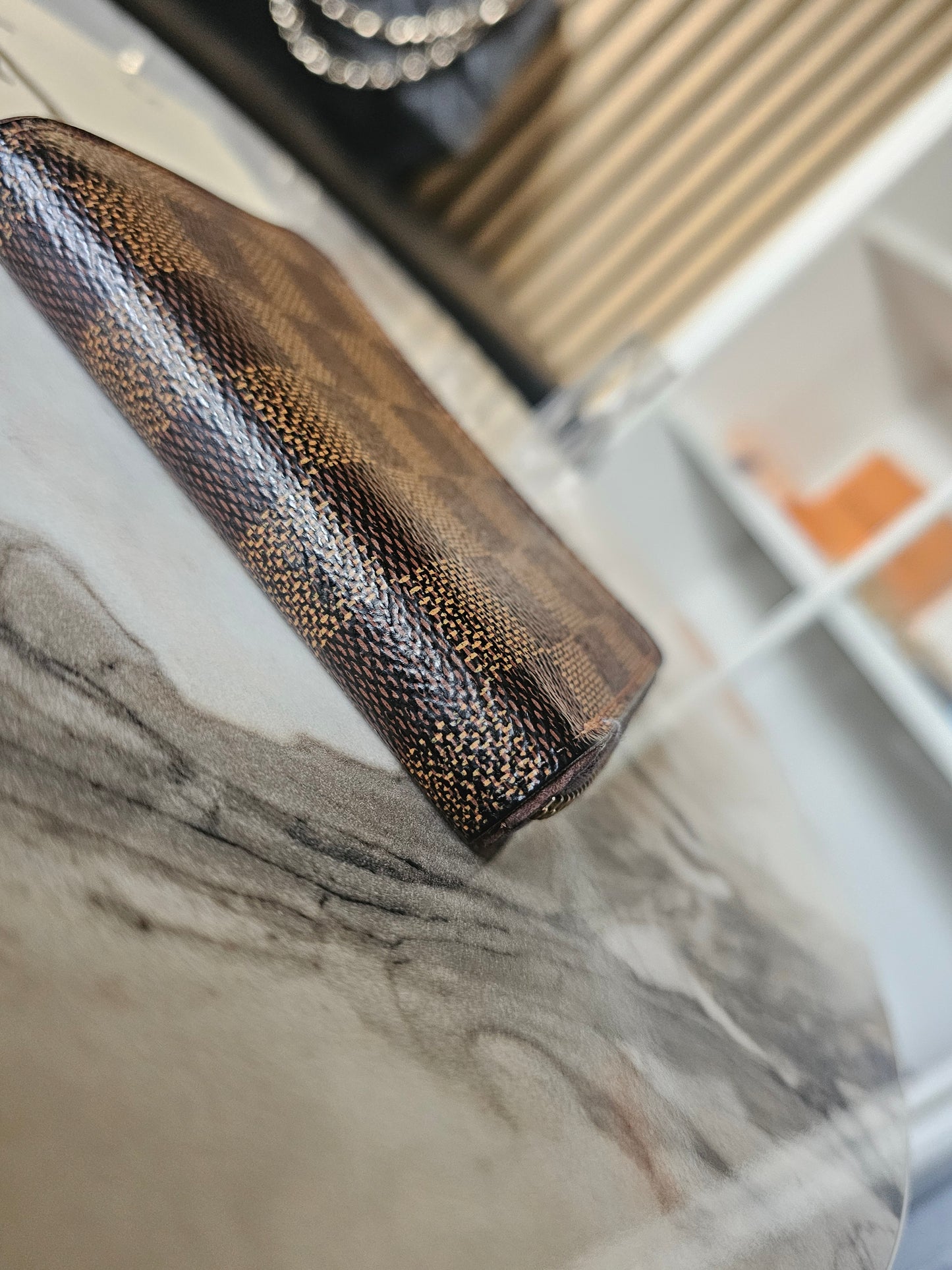 N63070- Louis Vuitton Zippy coin purse i damier ebene.