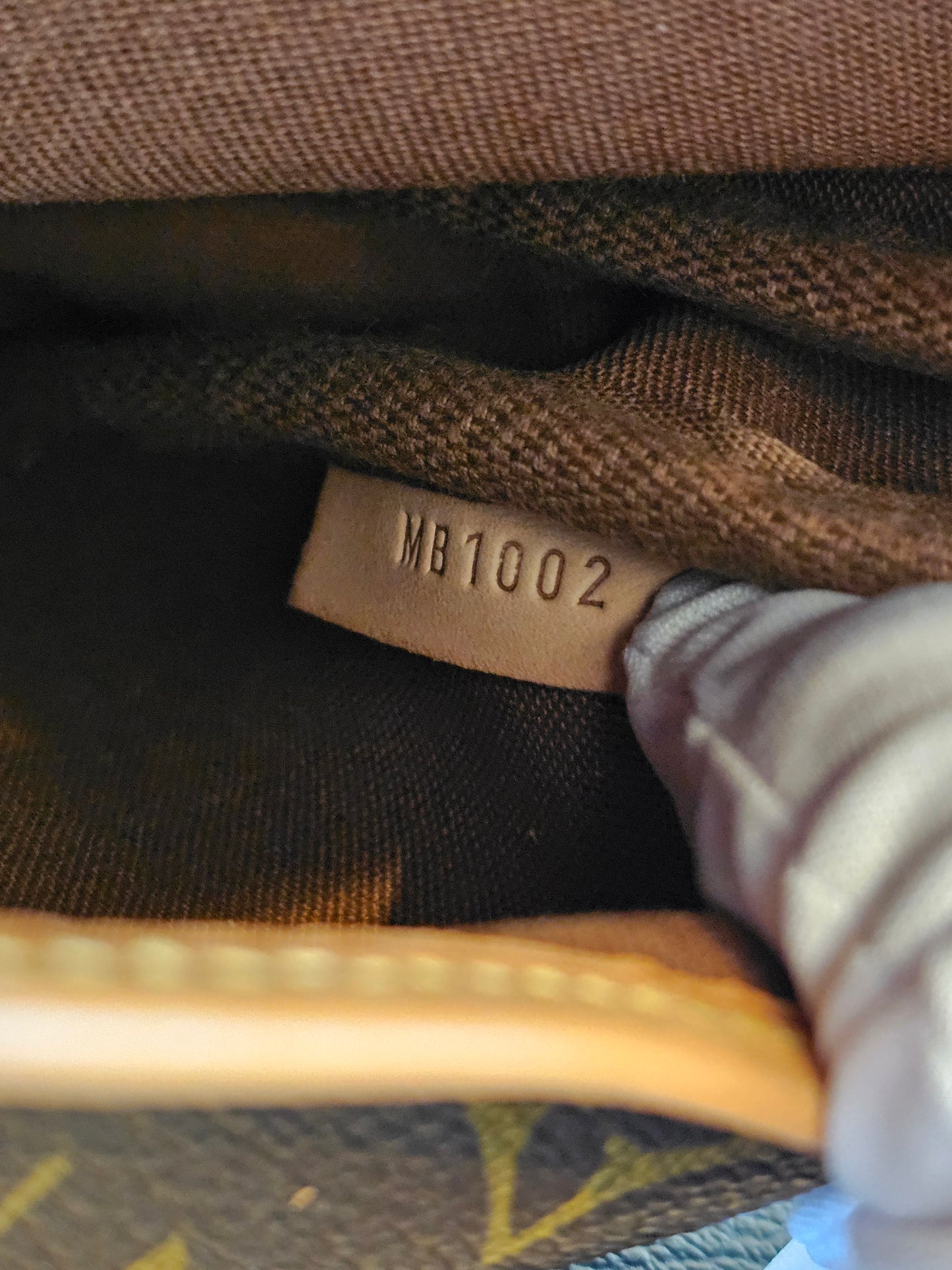 M42256 - Louis Vuitton Saumur 30, MNG. Kanvas.