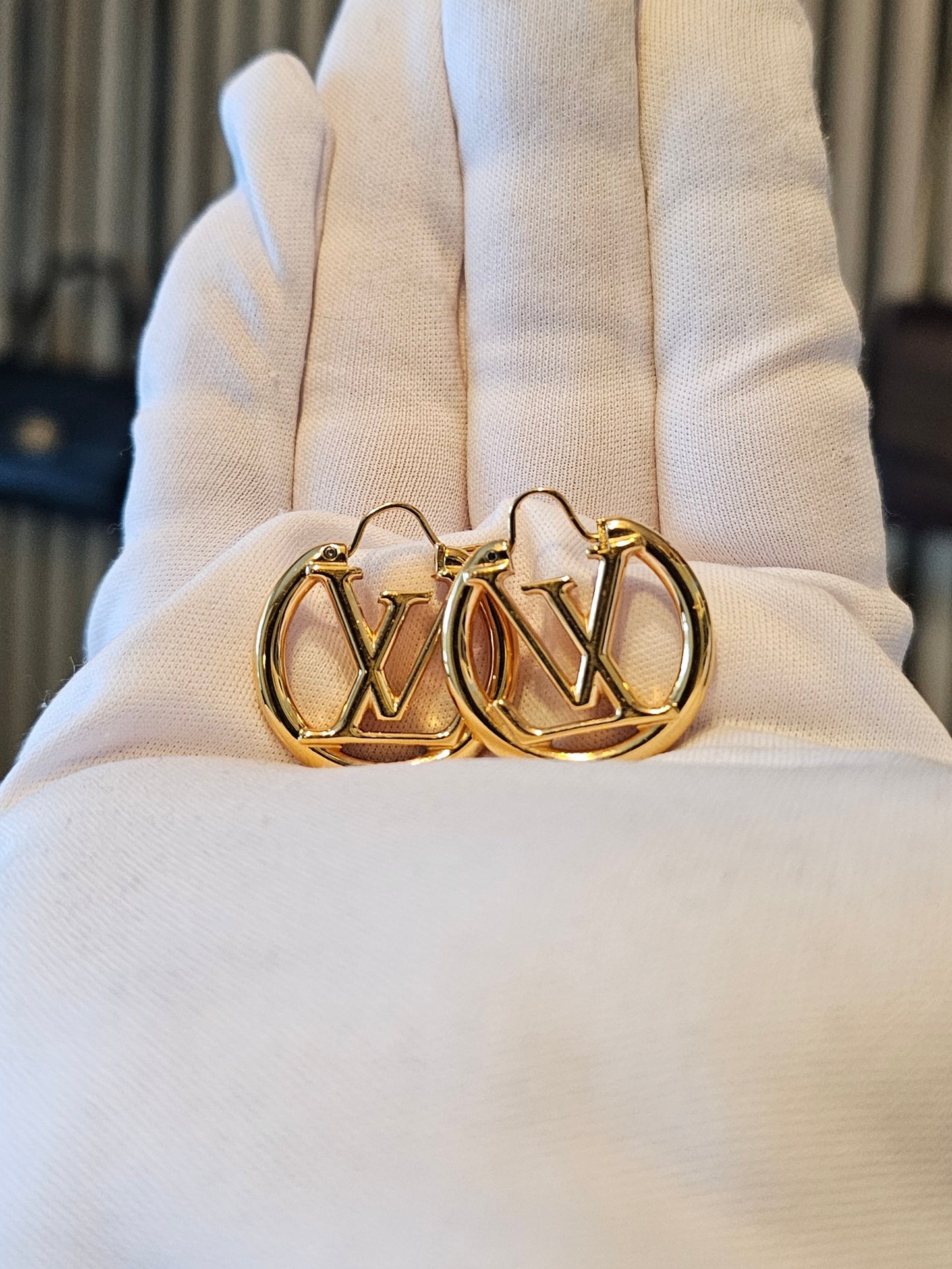 M00396 - Louis Vuitton earrings, golden Louise PM.