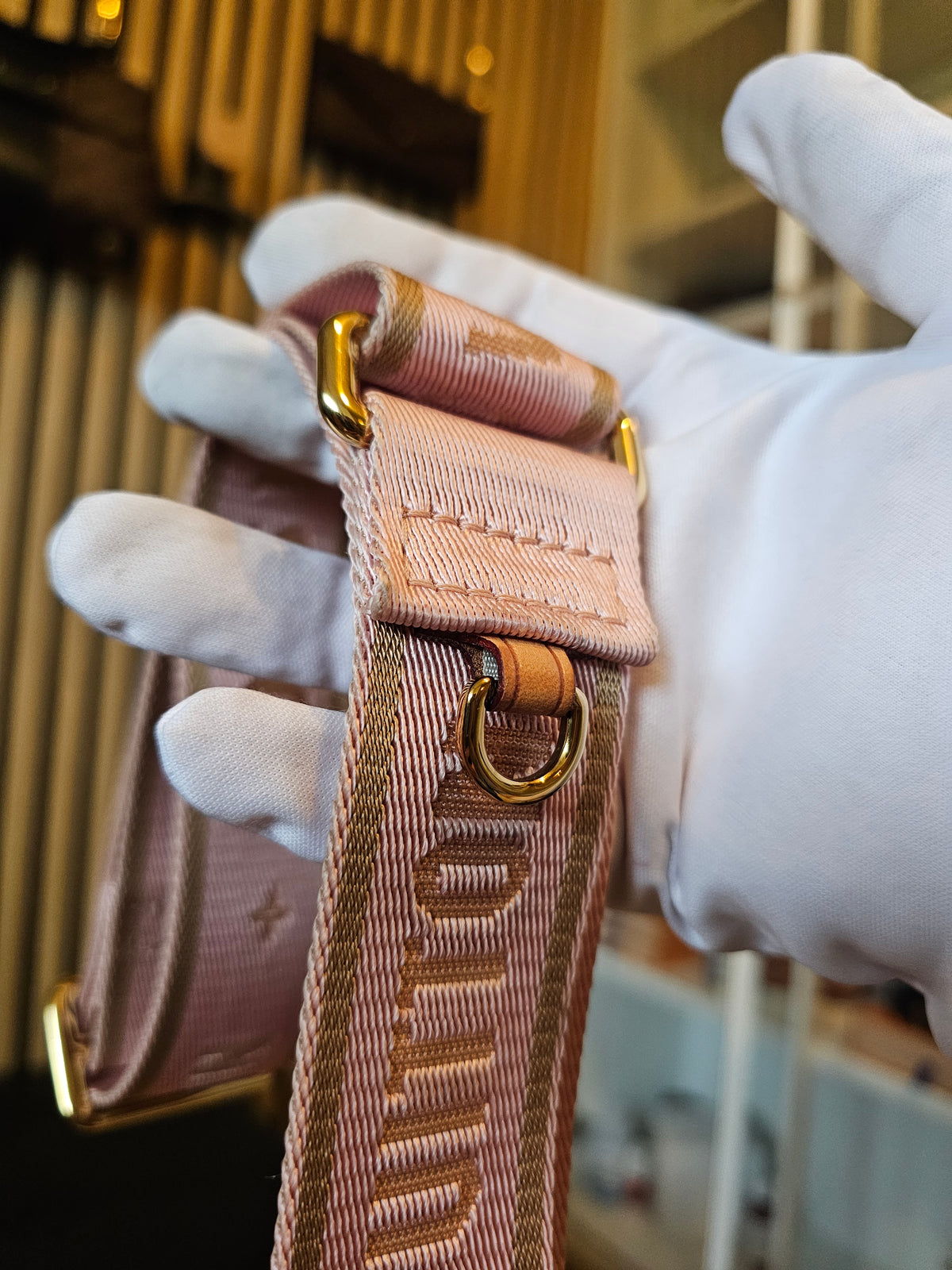 Louis Vuitton Pink bandouliere from multipochette accesories.
