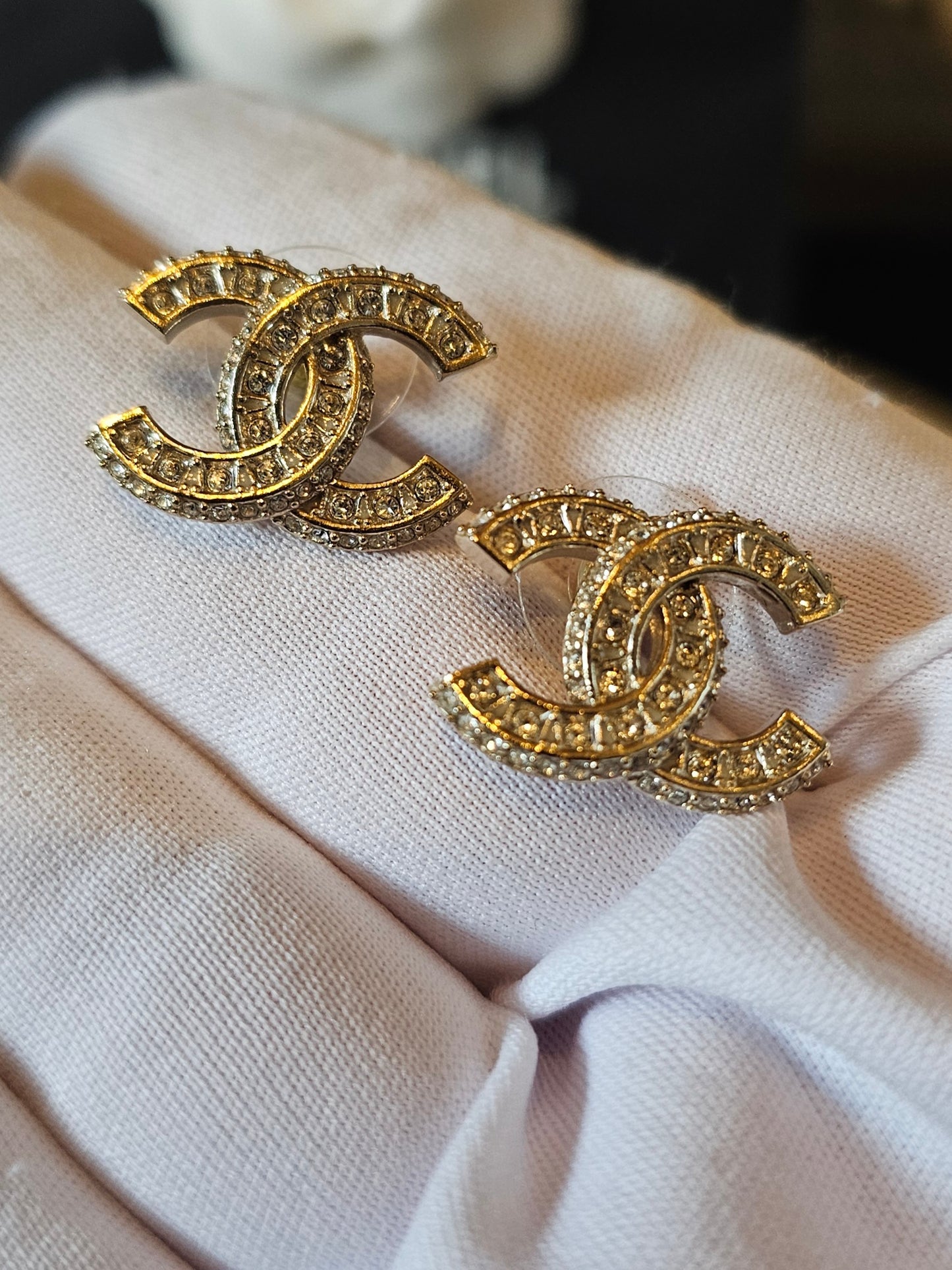 Chanel medium cc earrings in golden with crystals.