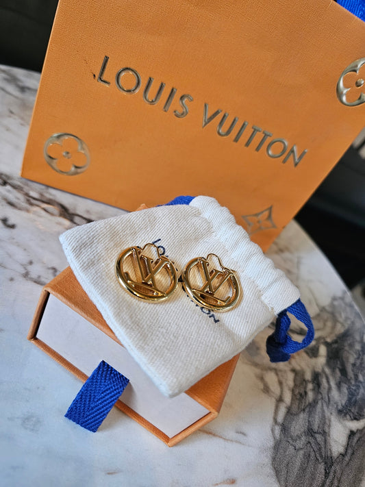 M00396 - Louis Vuitton, Louise PM earrings.