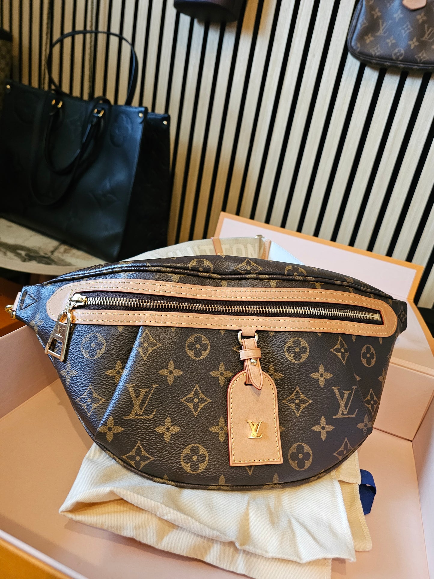 M46784 - Louis Vuitton bumbag, High Rise in Monogram kanvas.
