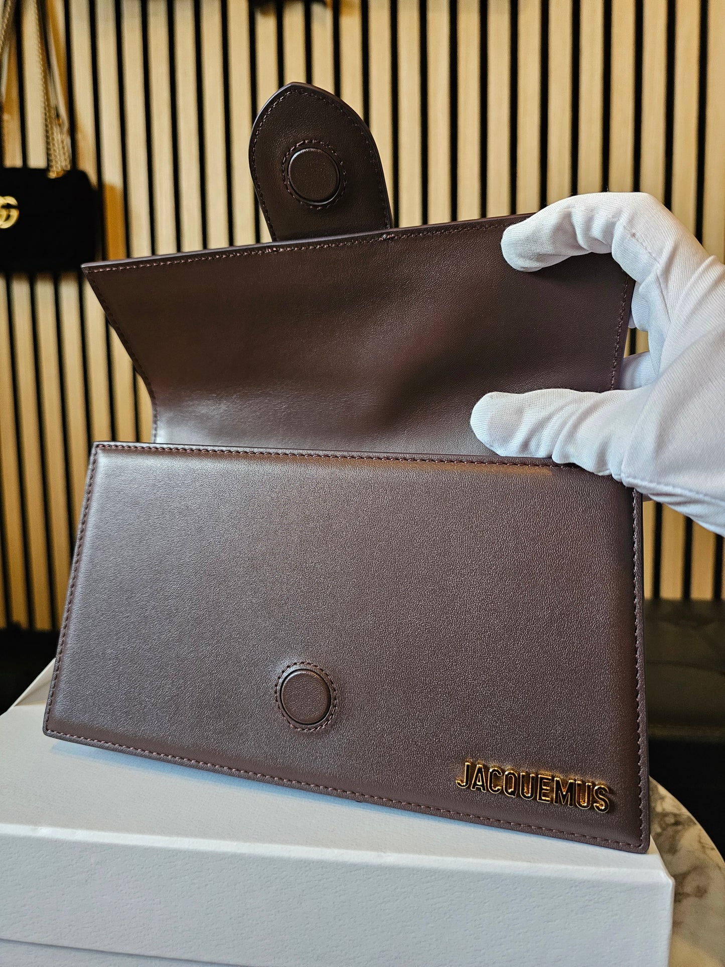 A01850 - Jaquemus bag, large bambino. Brown.