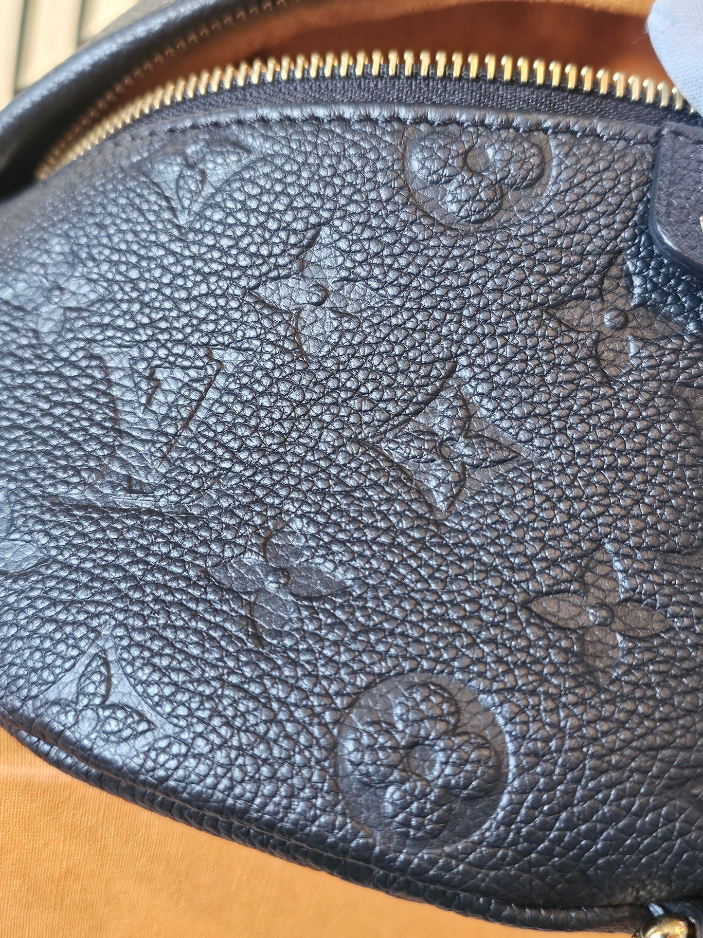 M44812 - Louis Vuitton Bumbag, black MNG emp. Leather.