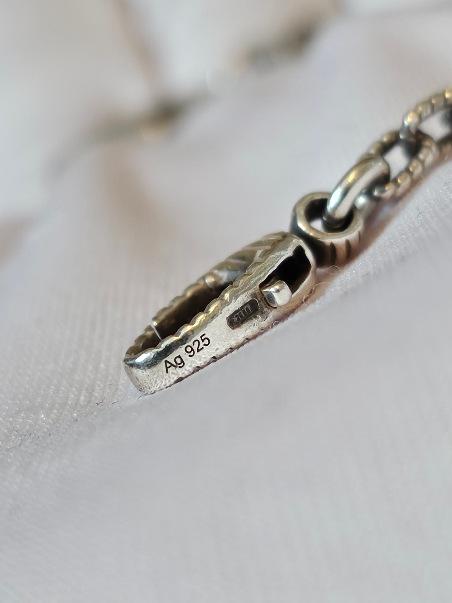 455307 - Gucci interlocking pendant necklace.