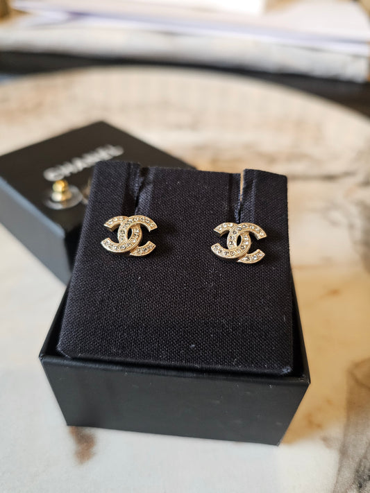 A88429 - Chanel øreringe, small golden with crystals.