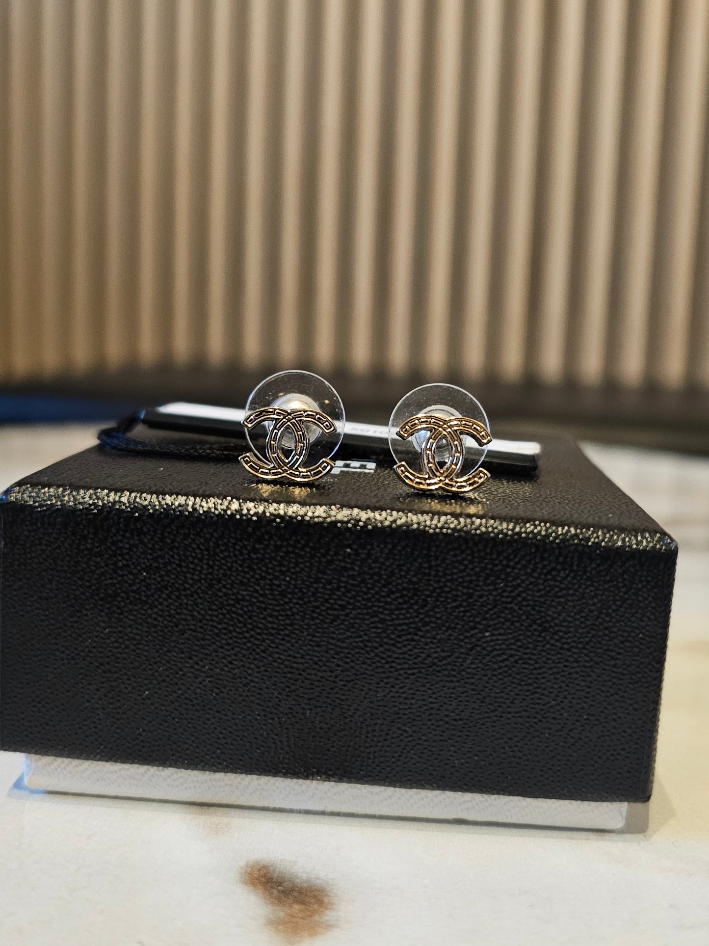 A21281 - Golden CC earrings, XS.