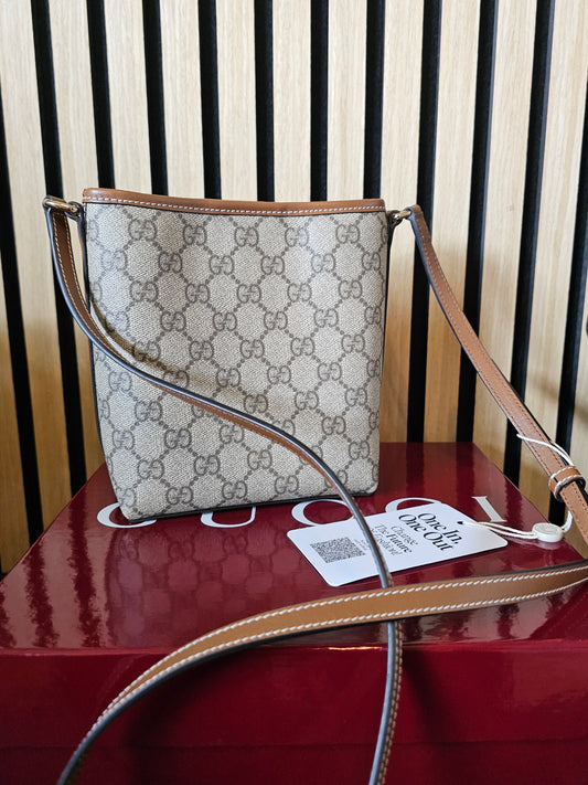 847090 - Gucci Emblem, mini bucket bag.