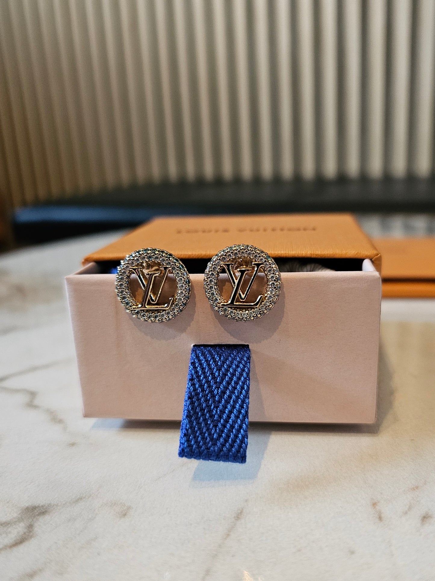 M00757 - Louis Vuitton earrings, Louise by night in golden.