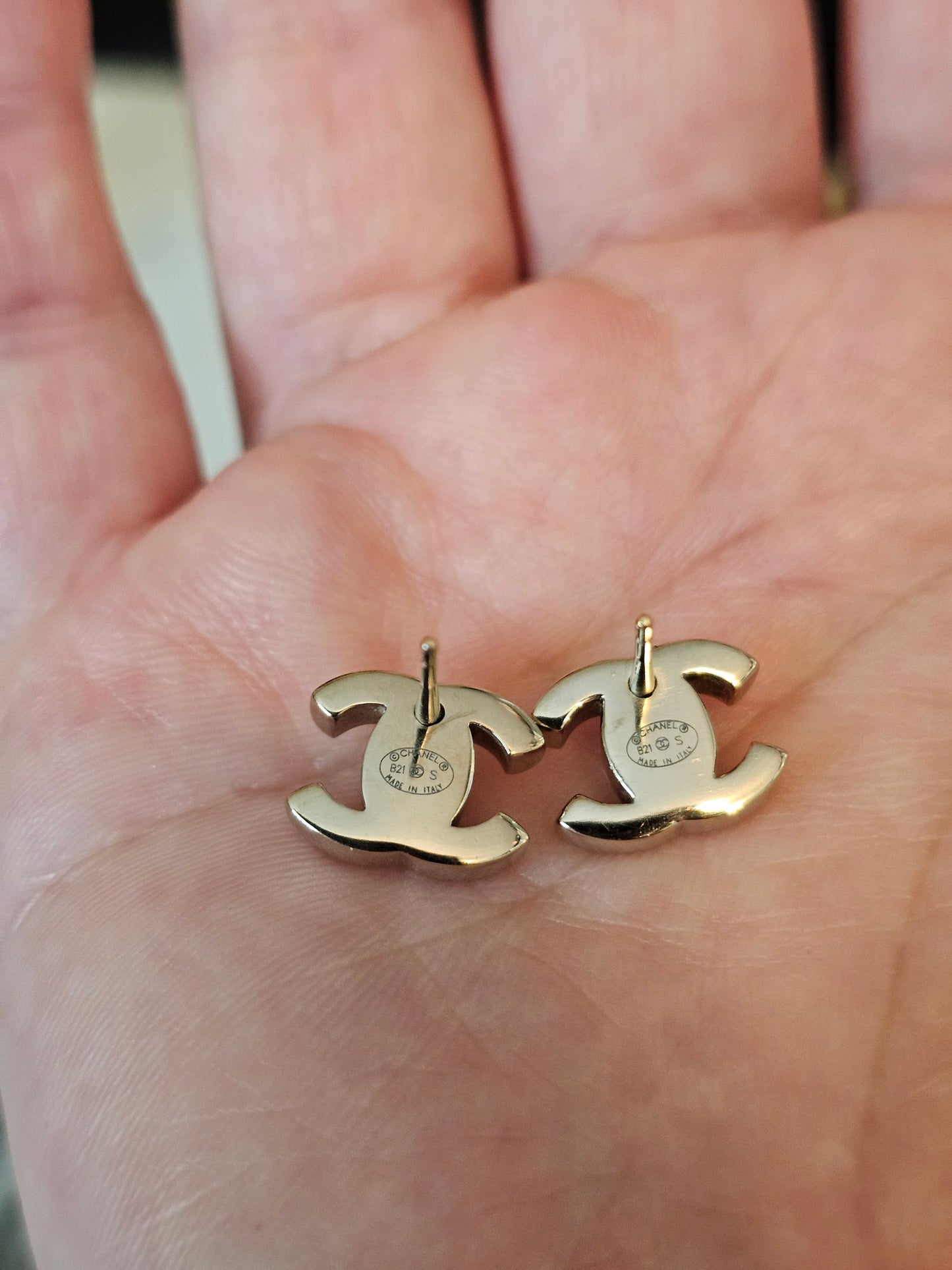 AB5617- Chanel earrings, golden CC turnlock.