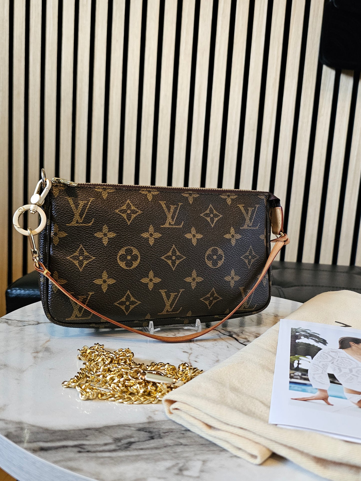 Louis Vuitton pochette accesories in monogram kanvas.