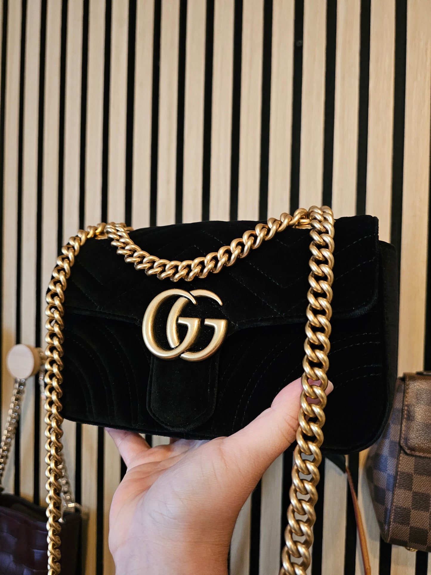 Gucc GG marmont small bag in black velvet.