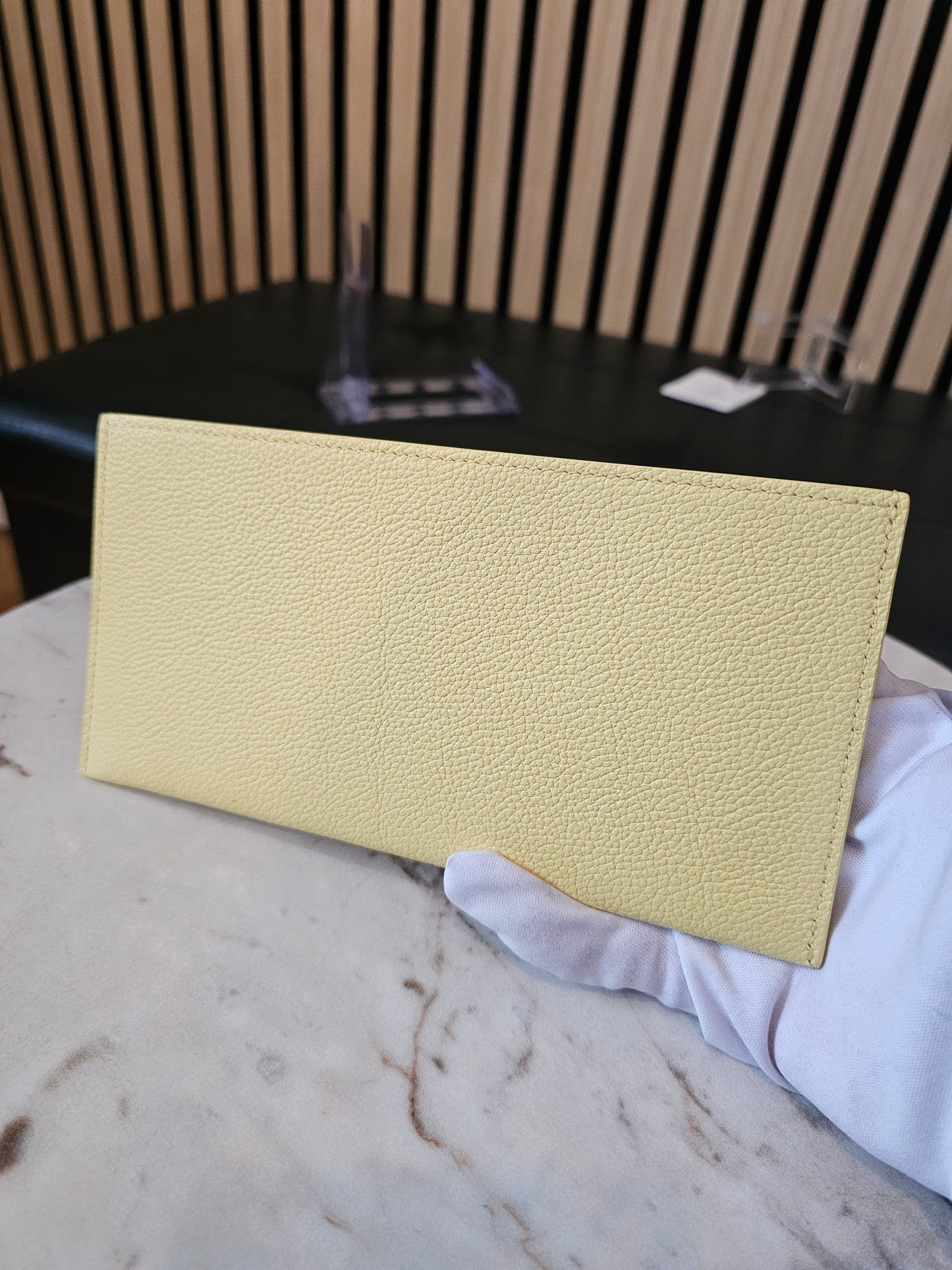 Liyis Vuitton Kortholder I guld epi leather.