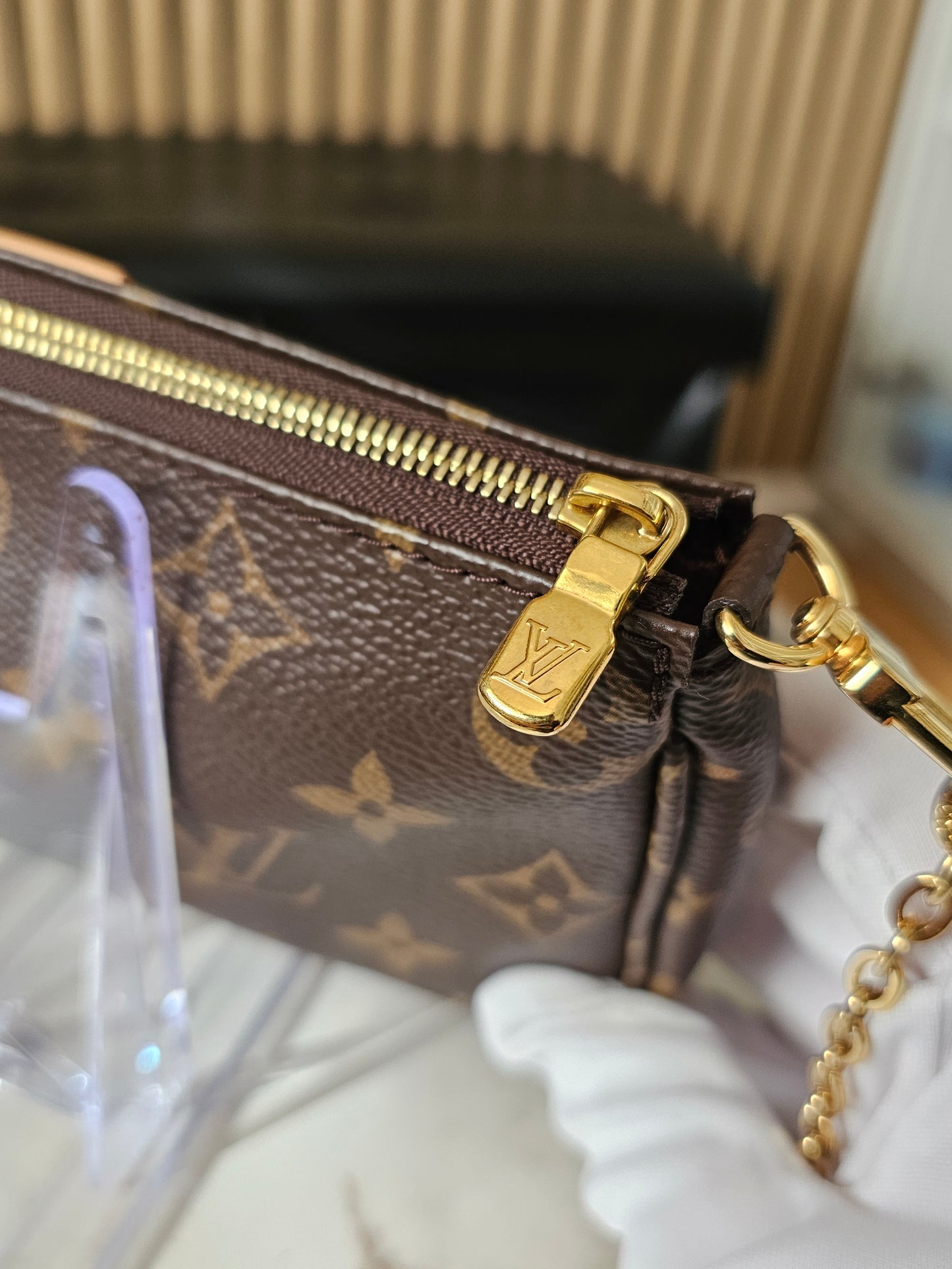Louis Vuitton small pochette with chain, MNG kanvas.
