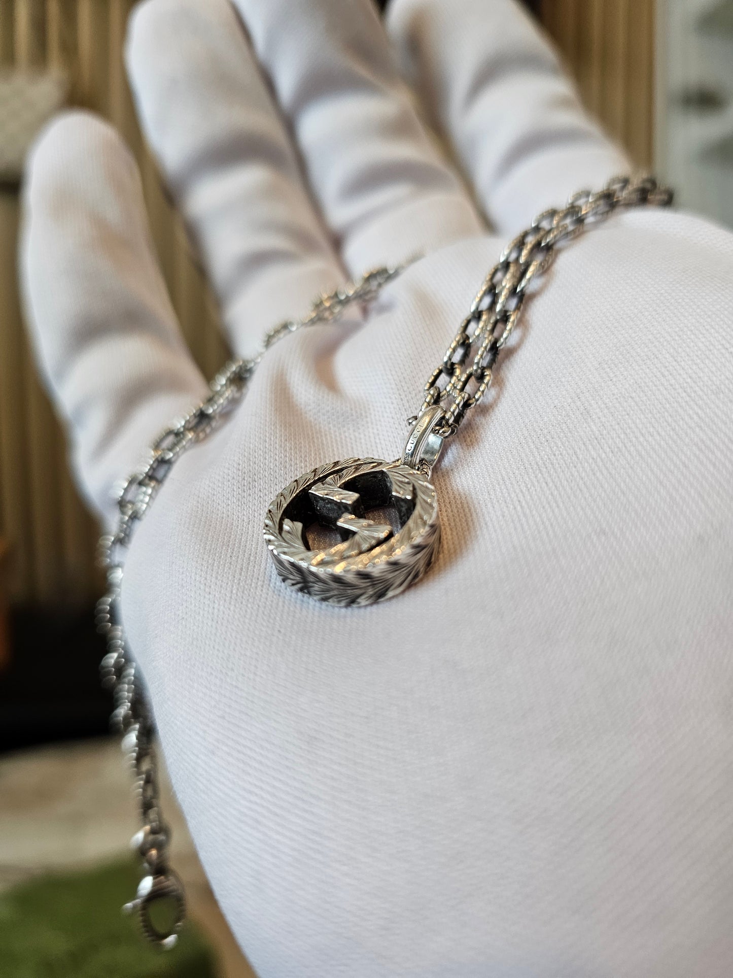 455307 - Gucci interlocking pendant necklace.