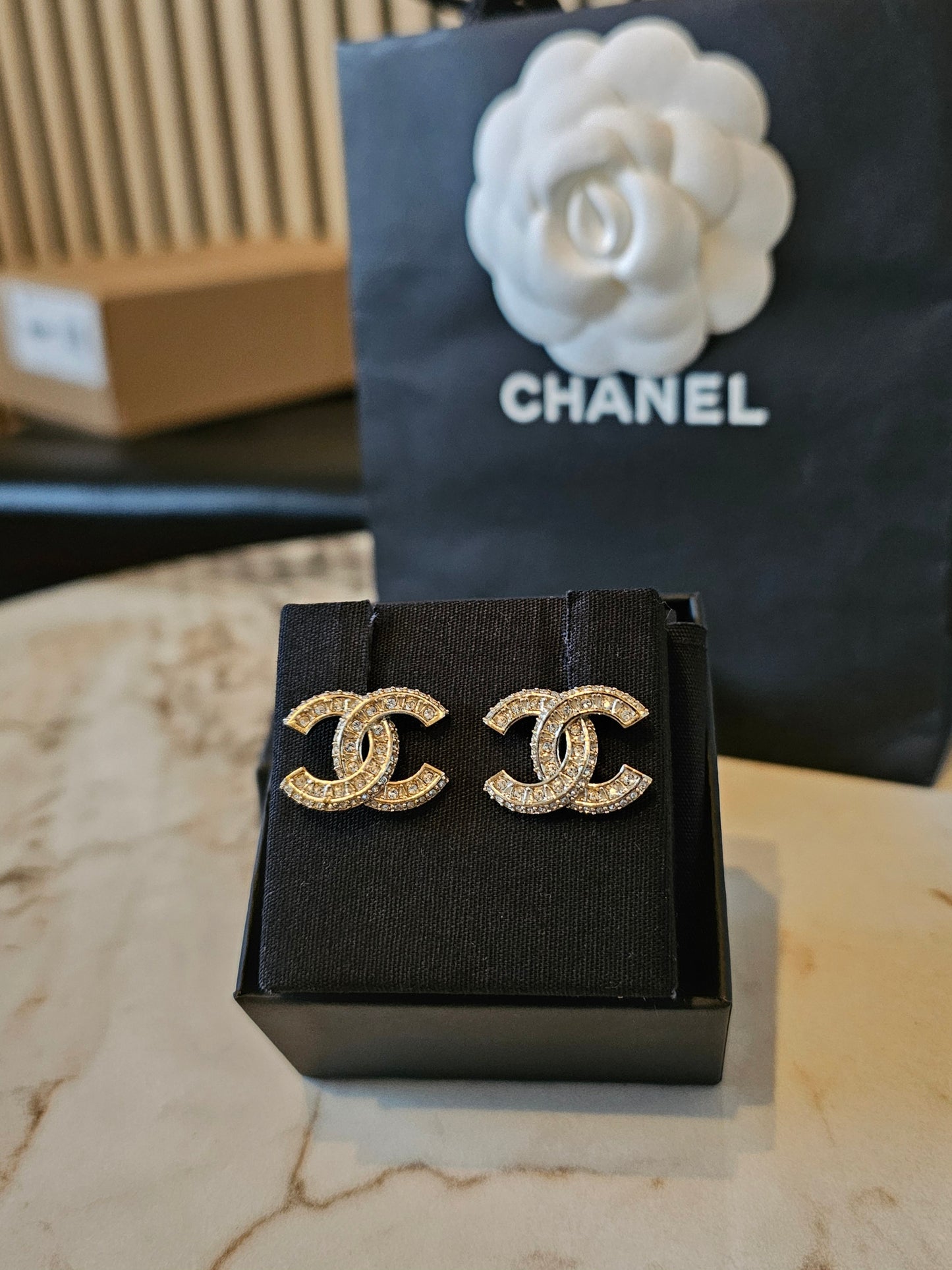 Chanel medium cc earrings in golden with crystals.