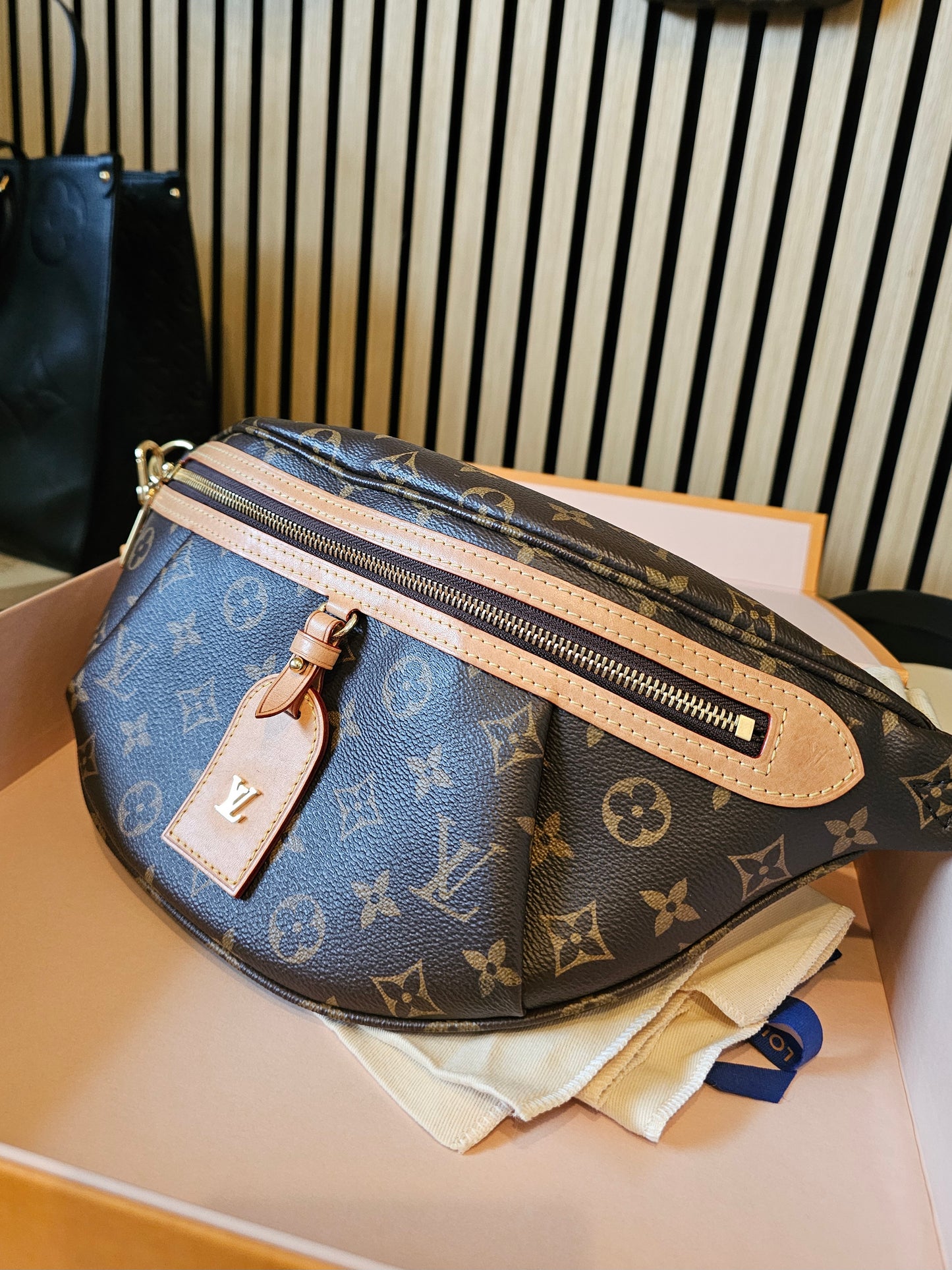 M46784 - Louis Vuitton bumbag, High Rise in Monogram kanvas.