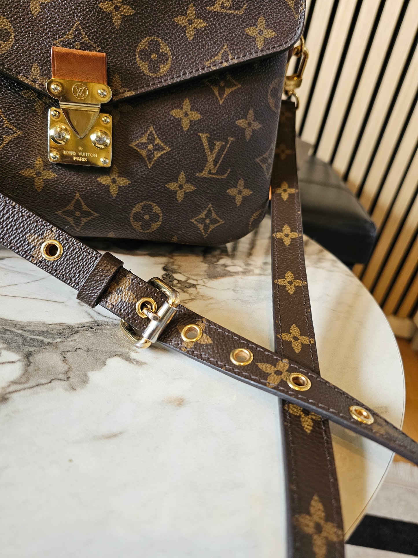 M44875- Louis Vuitton pochette Metis, MNG. Kanvas.