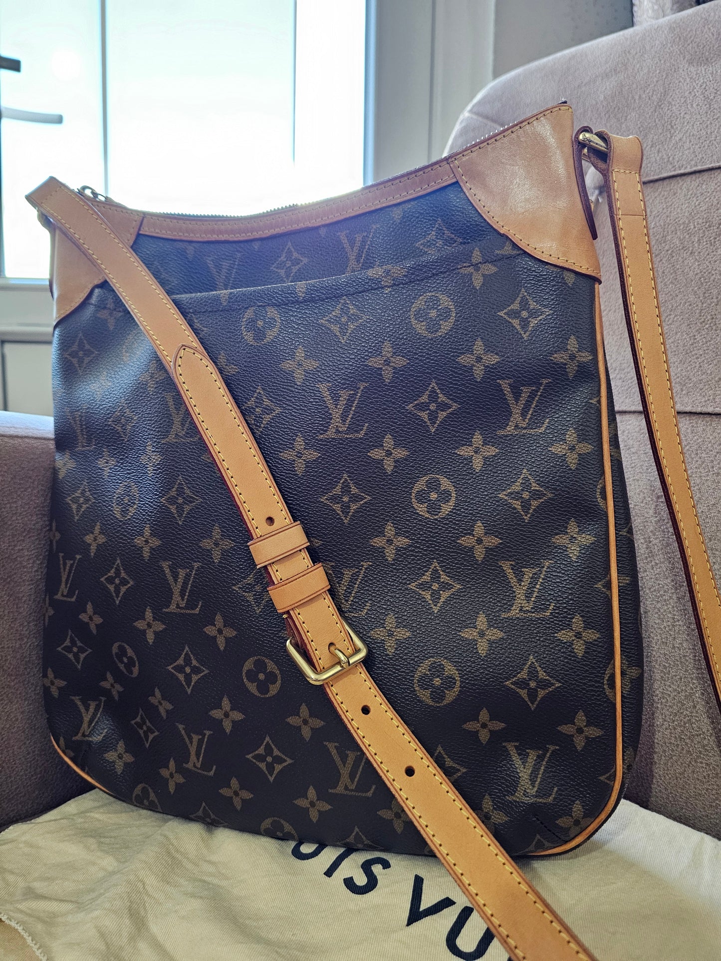 M56388 - Louis Vuitton Odeon GM, MNG. Kanvas.