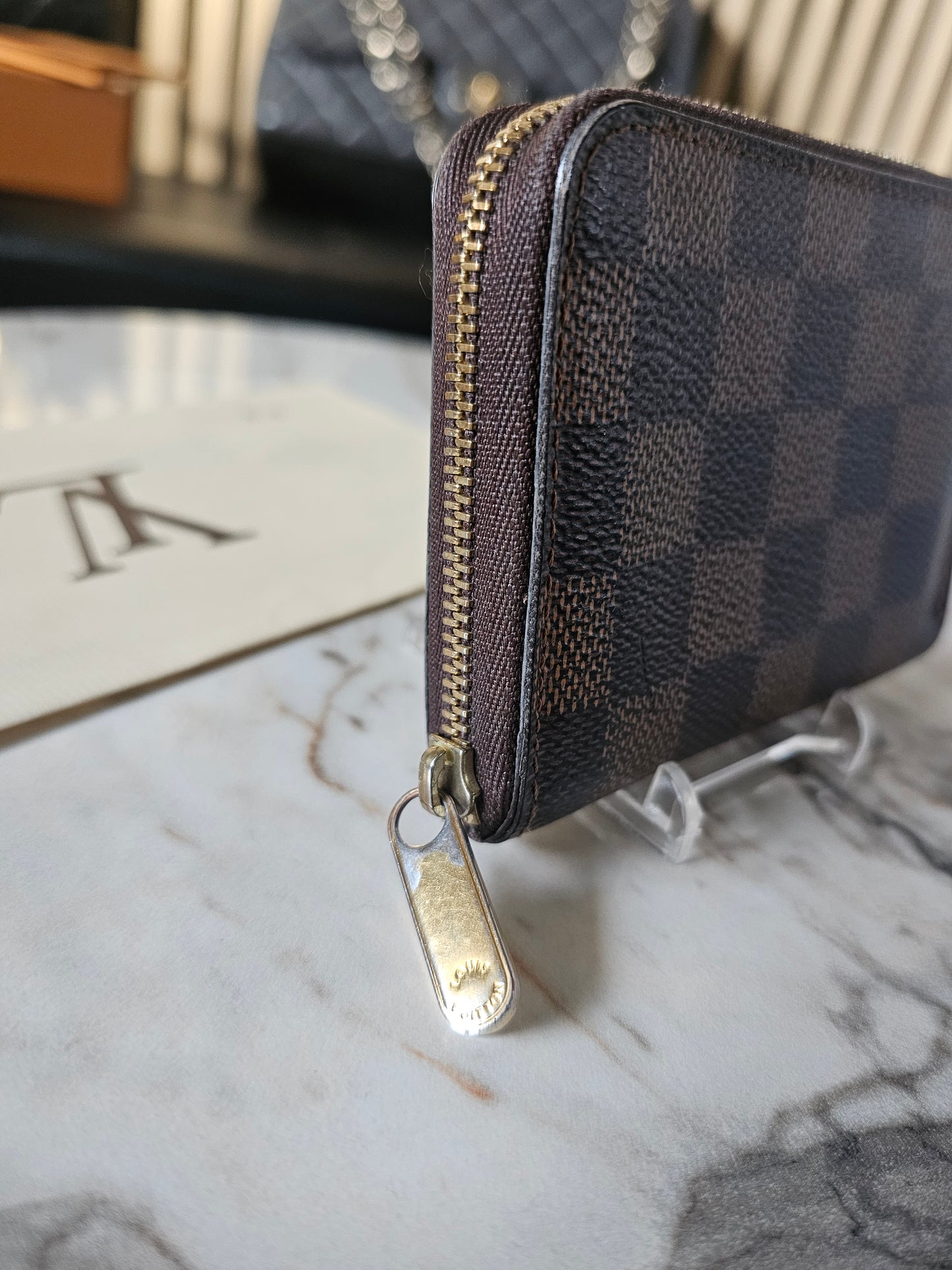 N63070- Louis Vuitton Zippy coin purse i damier ebene.