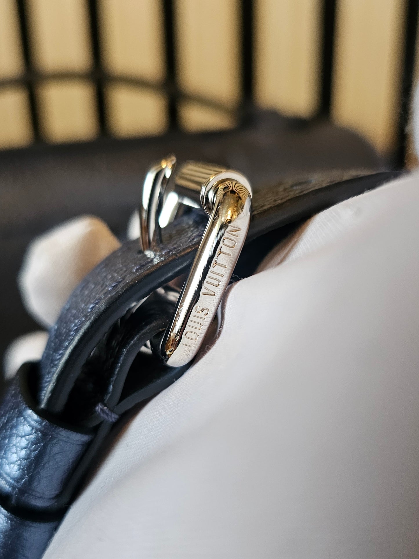 Louis Vuitton, pochette Metis, navy - empreinte leather.