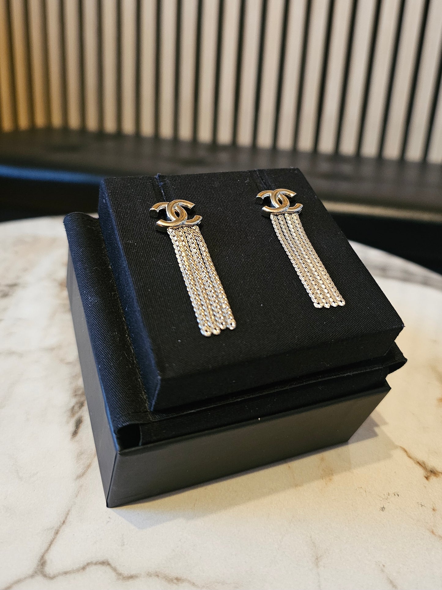 ABE242 - Chanel øreringe - CC golden long pendant.