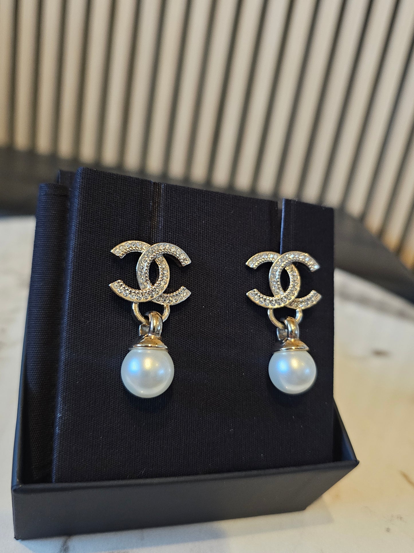 Chanel øreringe - Golden CC pendant with perle.