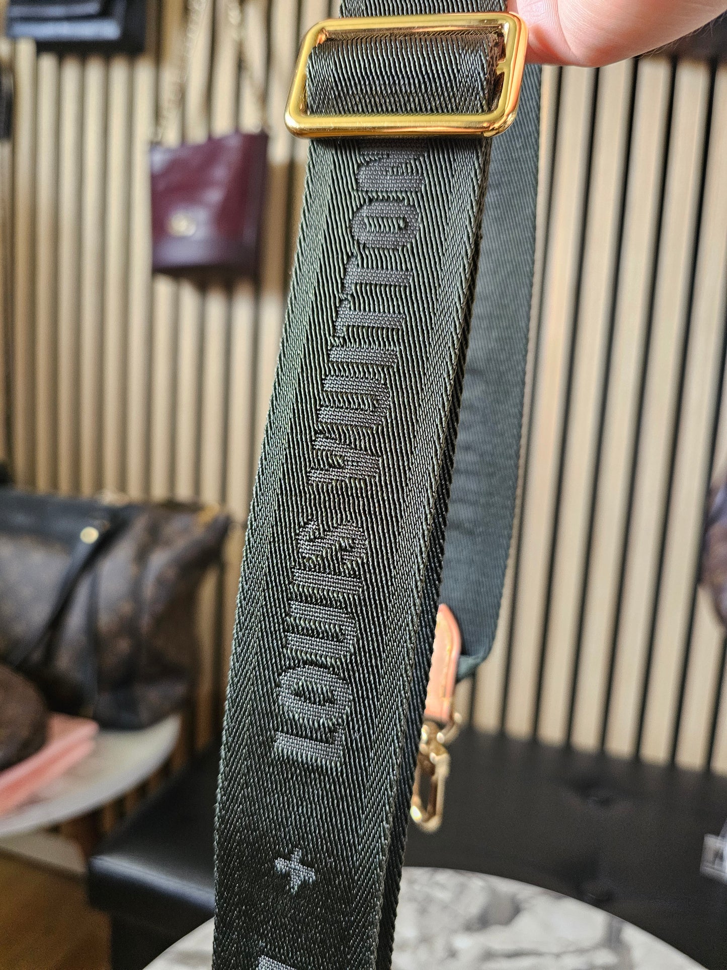 Louis Vuitton Khaki bandouliere- justerbar Strop fra multipochette sættet.