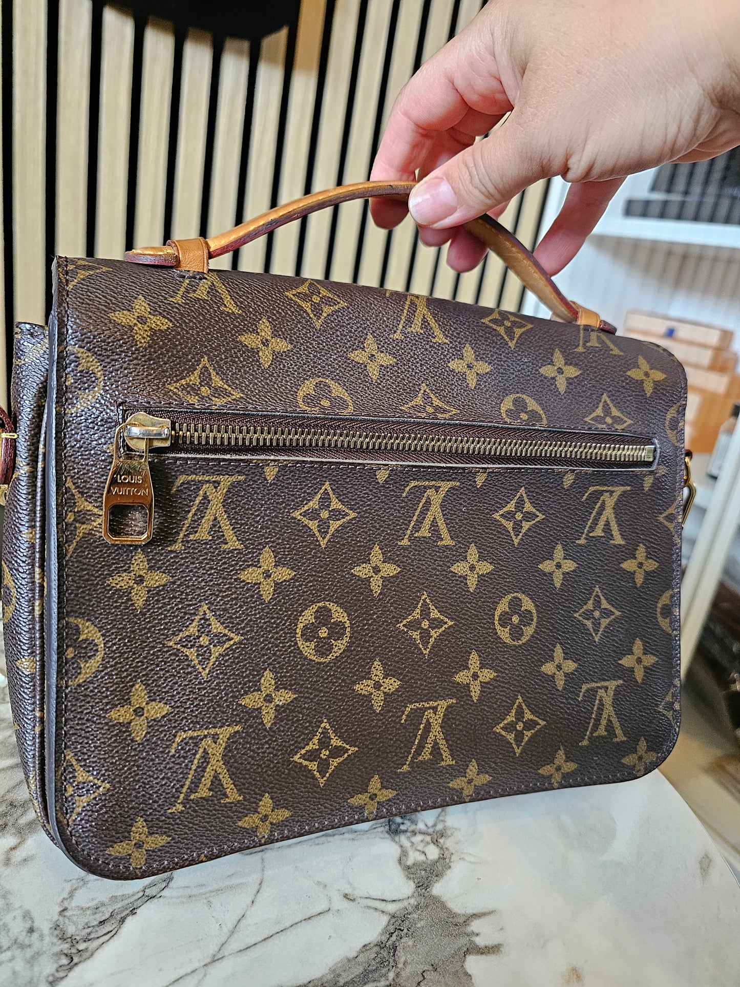 M44875- Louis Vuitton pochette Metis, MNG. Kanvas.