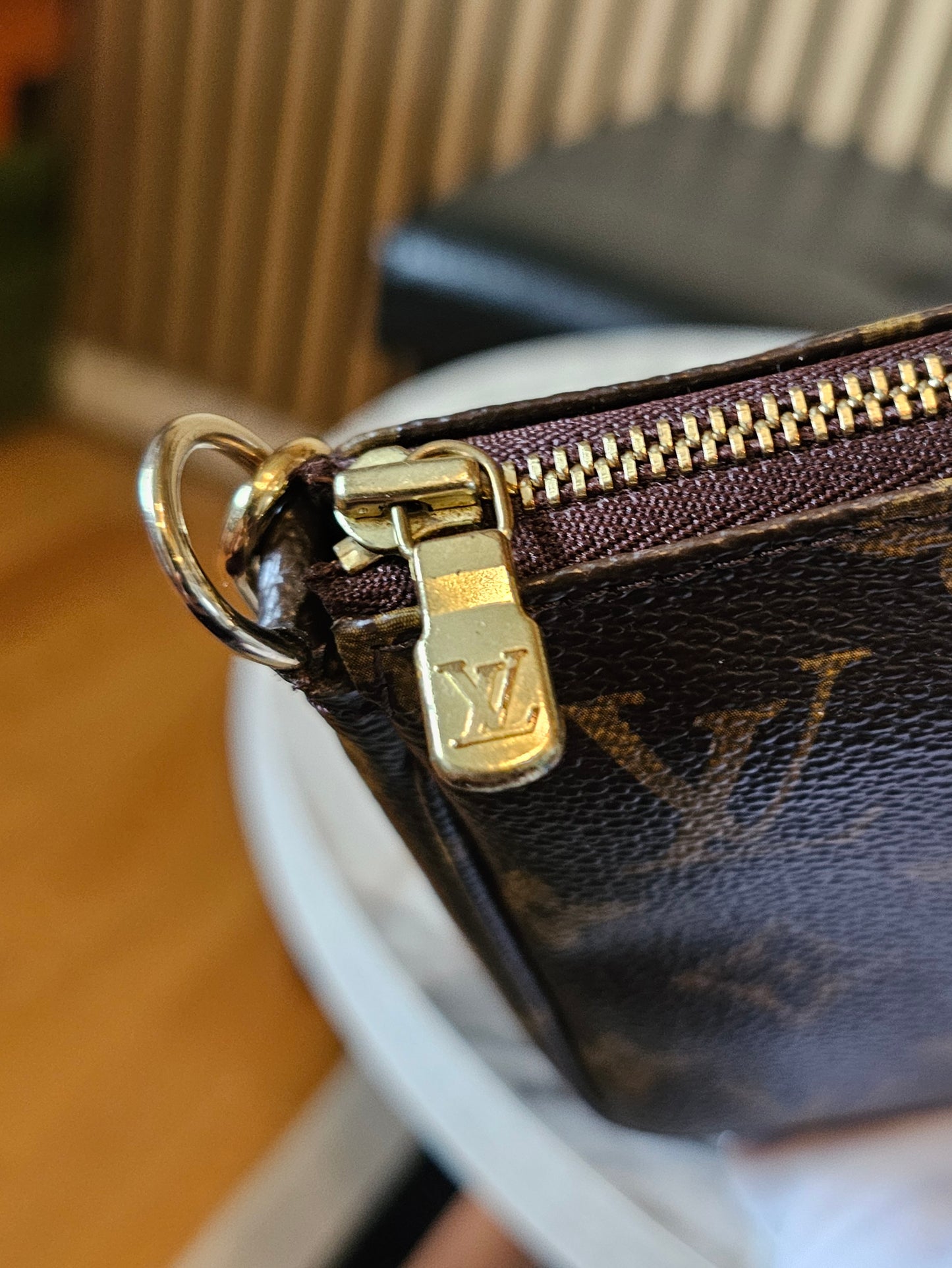 Louis Vuitton pochette accesories in monogram kanvas.